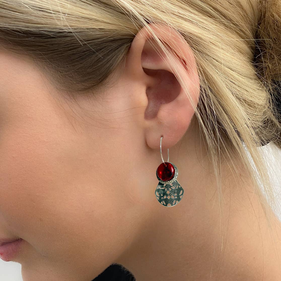 LCY42 Dangle earrings come with 6 interchangeable colours.