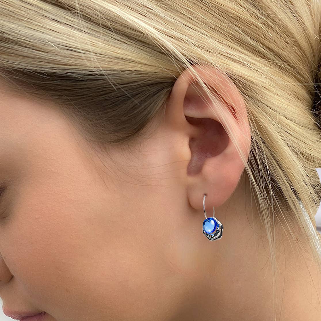 OO30  - Earrings come with 9 interchangeable colours. 