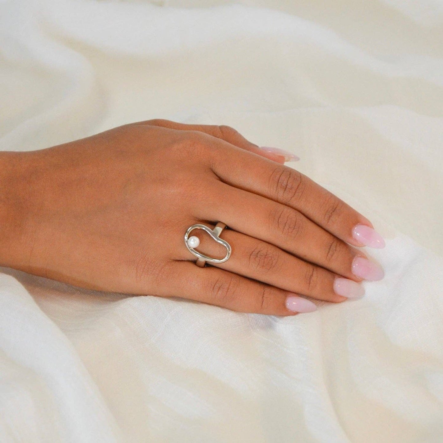La-a SOLE - Modern Pearl Stretch Ring | Silver