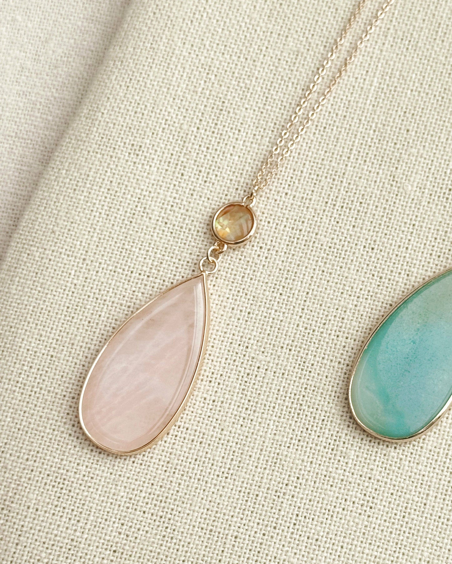 Semi-Precious Stone Teardrop Shell Pendant Gold Necklace 88771