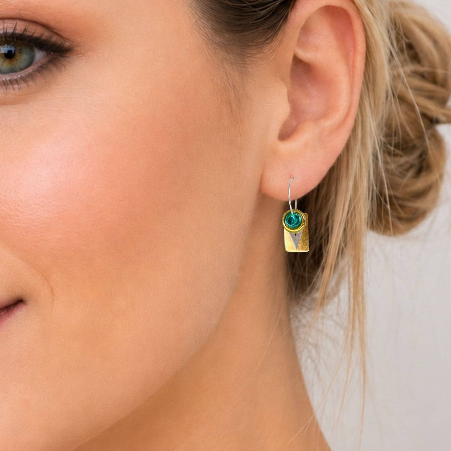 RTSG34 - Earrings come with 9 interchangeable colours. 
