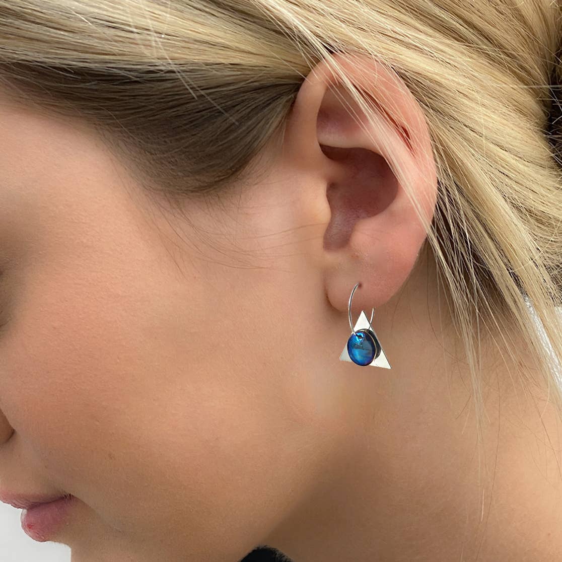 TR38 -Dangle earrings come with 6 interchangeable colours. 