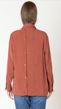 Load image into Gallery viewer, Nikki Button Back Flowy Blouse 2623708
