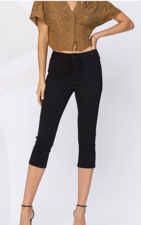 MID-RISE BLACK SKINNY CAPRI