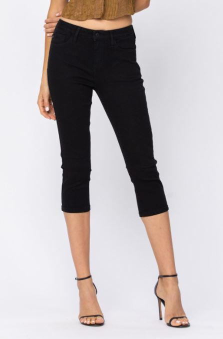 MID-RISE BLACK SKINNY CAPRI