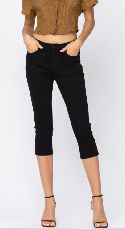MID-RISE BLACK SKINNY CAPRI