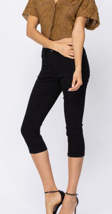 MID-RISE BLACK SKINNY CAPRI
