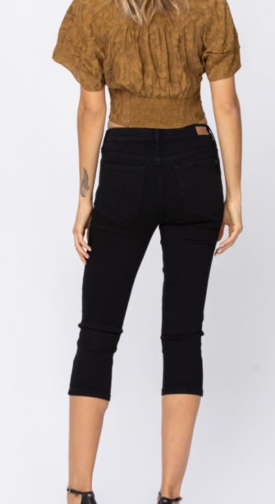 MID-RISE BLACK SKINNY CAPRI